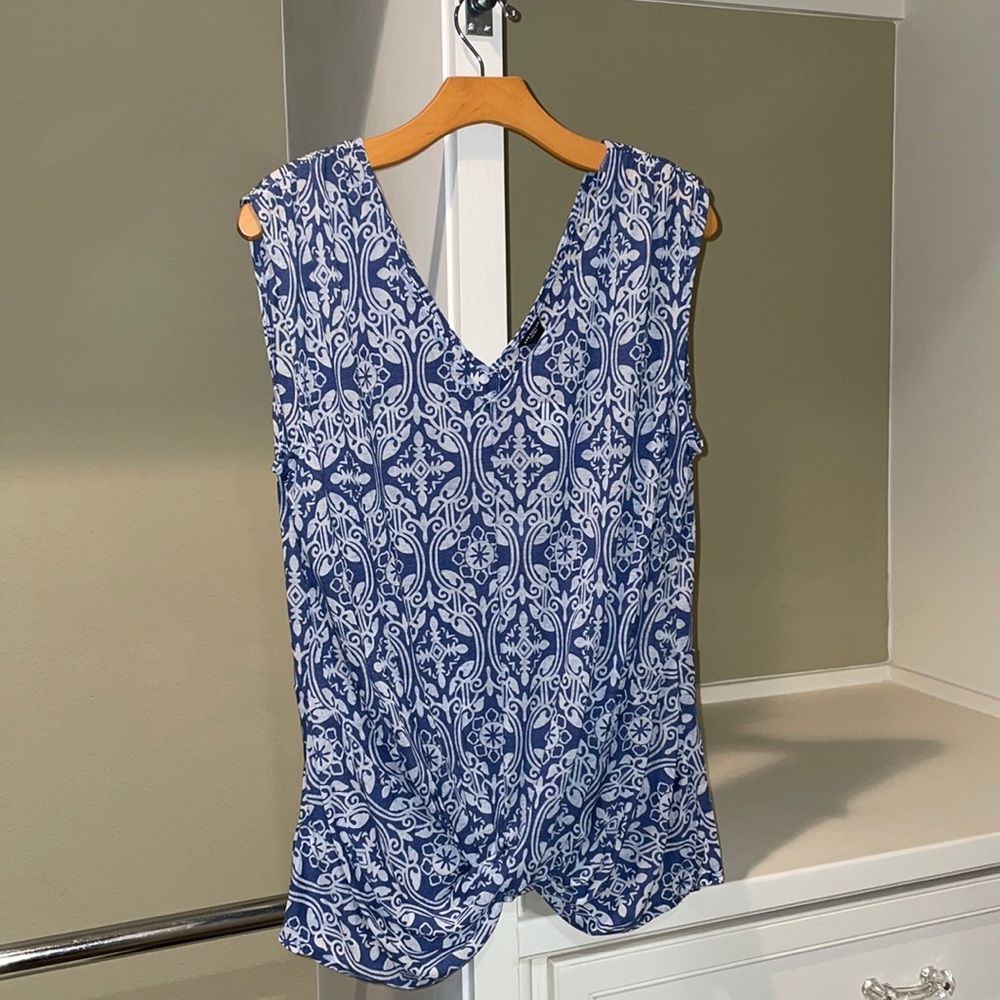 V-neck and back twist front sleeveless shirt